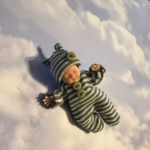 Footed sleeper green stripe with hat